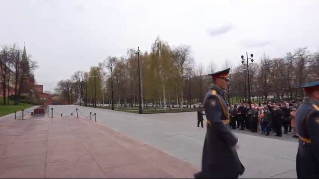 Возложение цветов и венков к Могиле Неизвестного Солдата в Александровском саду.