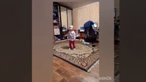 Дочка учится танцевать шафл))