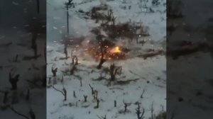 Наш танк попал под огонь от двух БМП «Бредли». Держит удар!