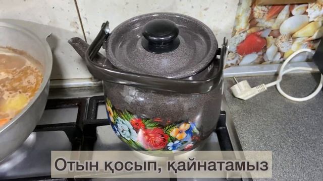 ЛАЙФХАК! КАК ОЧИСТИТЬ ЧАЙНИК ОТ НАКИПИ? Простой способ. Шәугімдегі қақты кетірудің оңай жолы смотреть онлайн