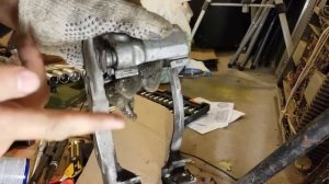 Люфт направляющих пальцев тормозного суппорта Bosch