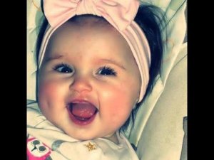 Дети прикольно танцуют.