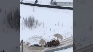 Тракторист закопал легковушку в Нижнем Новгороде.