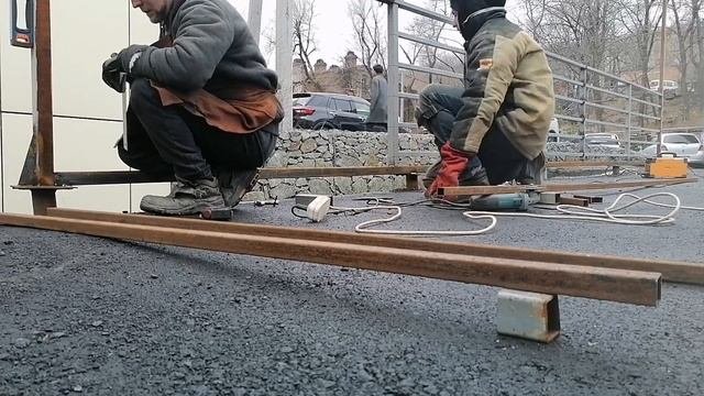 установка и сварка перил #сантимшва #сваркаэлектродом #сварка #сварщик #сварщикивыезд