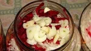 Капуста маринованная со свеклой