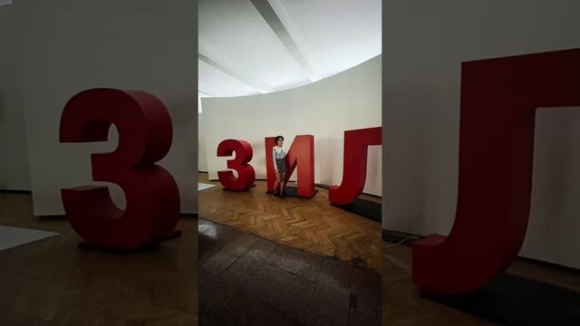 02.10.2021 красивый бекстейдж ретро фотосессии Liza Kvins в библиотеке ЗИЛ смотреть онлайн