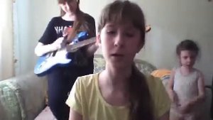 Девочка поёт Металлику!