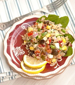 САЛАТ С КИНОА И КУРИЦЕЙ СЛОЯМИ