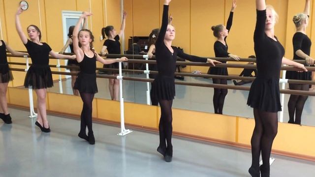 Урок классического танца. Фрагмент.