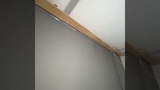 Как крепятся плинтуса к натяжному потолку смотреть онлайн