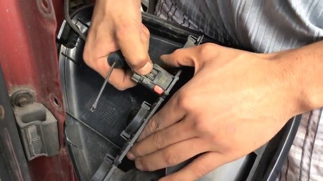 How to change the taillight of a 2001 Dodge Caravan смотреть онлайн