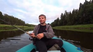 Сплав по реке на резиновой лодке. Рыбалка на спининг.