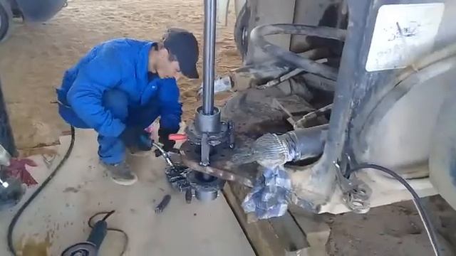 Замена пальцев и втулок, восстановление посадочных отверстий фронтального погрузчика LG 936