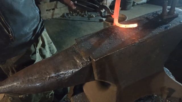 Кованая композиция из одного прутка 10*10. смотреть онлайн