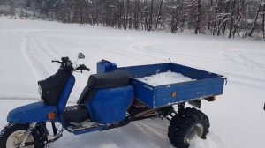 Мотороллер Муравей валит боком. Покатушки по замерзшему озеру, немного пухляка.  Чуть не утопили)))