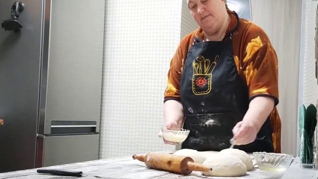 Домашние булочки на сыворотке. дрожжевые булочки?