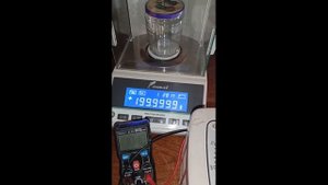 Зависимость точности взвешивания аналитическими весами FA2204 от изменений напряжения сети.