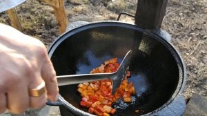 ЖАРКОЕ С КУПАТАМИ В КАЗАНЕ НА КОСТРЕ С ДЫМКОМ