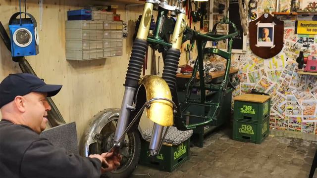 Nu skal den forgaffel og forskærm på den gamle Honda, så mangler der kun lige resten :-) смотреть онлайн