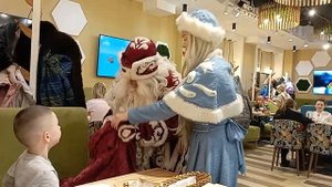 Дед Мороз поздравляет с Новым Годом