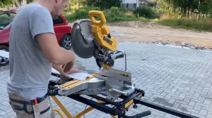Dewalt DWS 780 - запиливаем потолочный плинтус