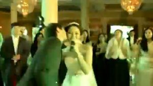 Красивое исполнение невесты на казахской свадьбе!