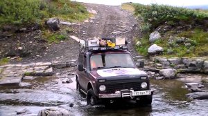 Проезжаем небольшой ручей на п.Средний (Кольский полуостров)