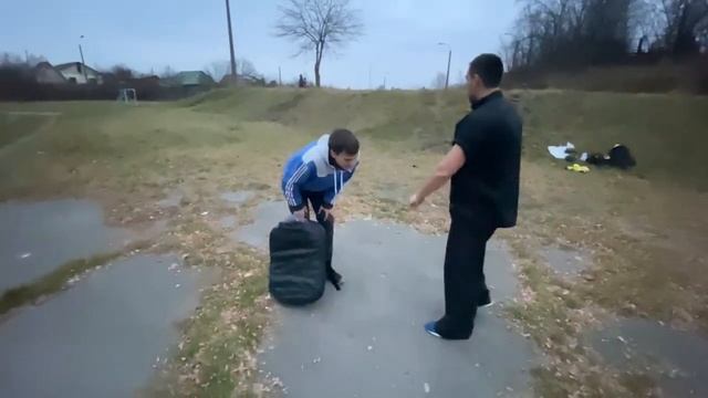 Тренировки на свежем воздухе, отработка ударов по макиваре!