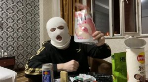 пробую сомнительную китайскую еду