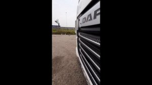 Расцепляем прицеп от DAF на минималках