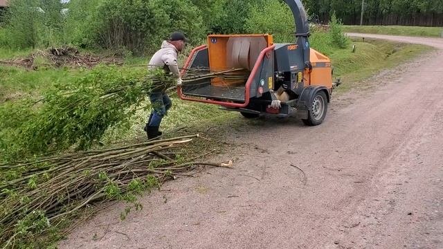 Измельчитель веток/деревьев Forst St-8 в работе