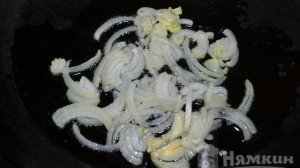 Яичница с болгарским перцем, луком и листьями салата