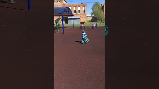 Как научить ребёнка кататься на беговеле. Milano 2.0 смотреть онлайн