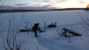 В тайге 4 дня/живу в избе/меняю масло на буксе Койра/расставляю жерлицы на озере/1 Ч