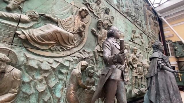 БОЛЬШОЙ ЗАЛ ГАЛЕРЕИ ЗУРАБА ЦЕРЕТЕЛИ