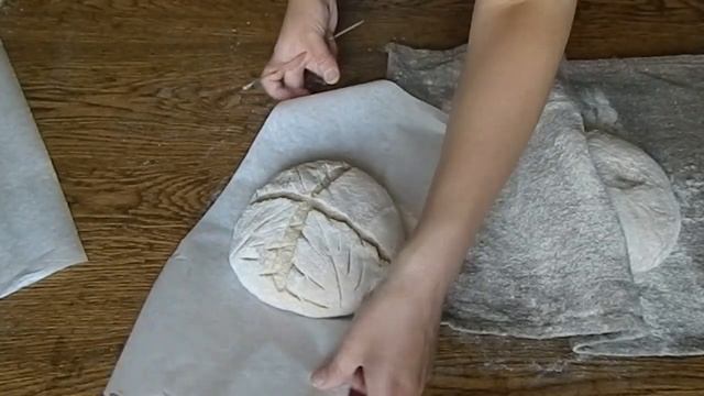 Нарезка и оформление хлеба перед выпечкой. смотреть онлайн