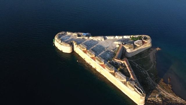 «Цветы и подарки только закомплексованные мужики дарят» – хвастался мужчина, но одна встреча... смотреть онлайн