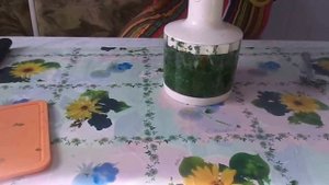Приготовление ледяных кубиков из петрушки для омолаживания кожи лица и шеи в домашних условиях.