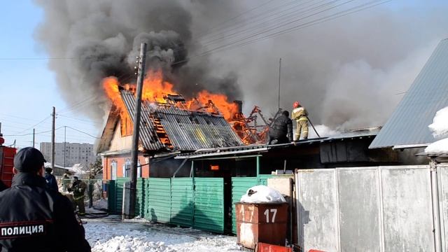 Огонь от дома перекинулся на соседский сарай с дровами и углем смотреть онлайн