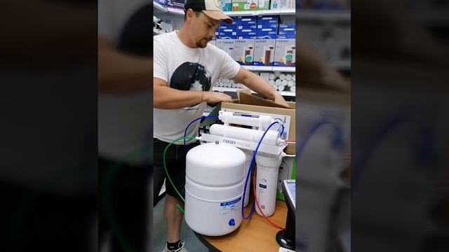Распаковка обратноосмотической системы Гейзер Престиж П смотреть онлайн