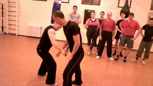 Ножевой бой. Освобождение ножа при его захвате