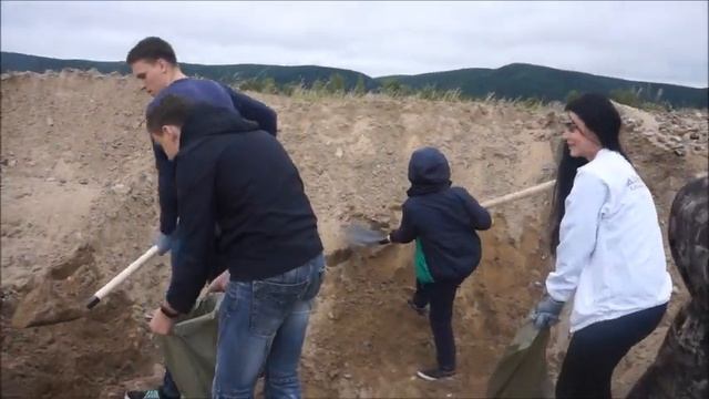 Десятки волонтеров заготавливают мешки с песком для дамб Комсомольска