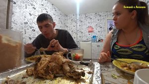 КУШАЕМ НА КАМЕРУ КУРИЦУ В ДУХОВКЕ + БЛИНЧИКИ / МУКБАНГ / ВИТАЛИК И АНГЕЛИНА