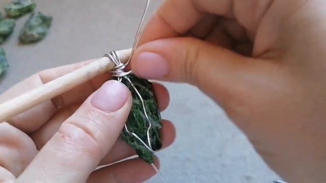 делаю кулон из проволоки и хромдиопсида