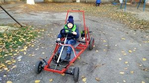 Детский автомобиль с двигателем от триммера