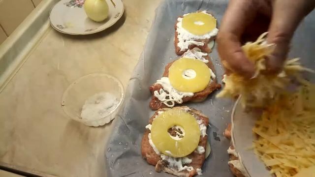 Свинные биточки с ананасами на луковой подушке смотреть онлайн