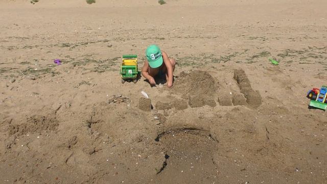 СТРОИМ ЗАМОК ИЗ ПЕСКА и Купаемся в Море Playing on the beach, Building a sand castle смотреть онлайн