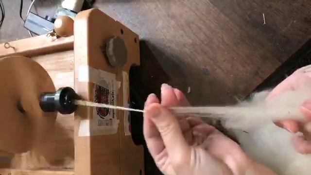 Hand spinning thin yarn on the electric spinning wheel from ashford смотреть онлайн