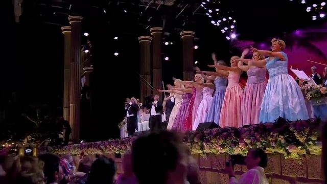 Macarena/André Rieu ft. Los Del Rio 
МАКАРЕНА