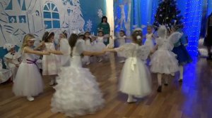 ТАНЕЦ СНЕЖНЫЕ БАБОЧКИ//ЧТО НАШЛИ ДЕТИ ПОД ЁЛОЧКОЙ